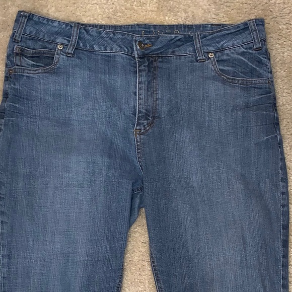 Apostrophe Cropped Jeans - Picture 3 of 5